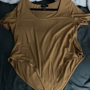 SHIRT WITH BUTTONS ON THE BOTTOM